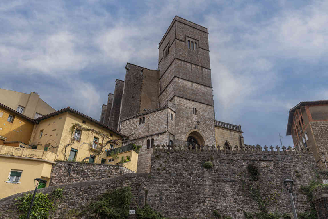Guipúzcoa - Zumaia 05 - parroquia de San Pedro Apóstol.jpg